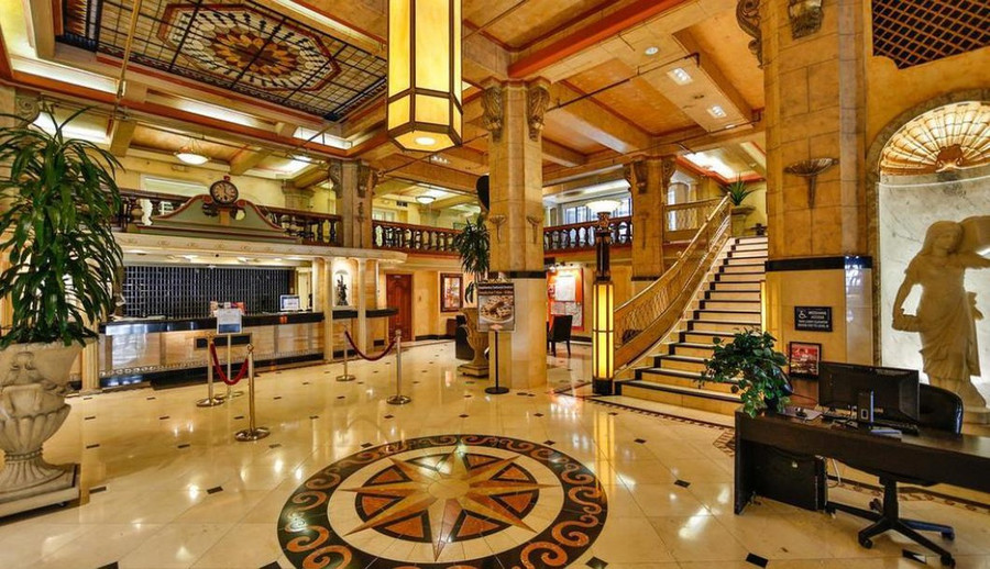 Năm 1924, William Banks Hanner quyết định rót1 triệu USDđể xây khách sạn Cecil. Tổng số phòng lên đến 700, được trang trí theo phong cách kiến trúc hàn lâm, sảnh lát đá cẩm thạch còn cửa sổ lắp kính màu bắt mắt. Ban đầu, Hanner muốn biến Cecil thành điểm dừng chân cho các doanh nhân quốc tế và giới thượng lưutới Los Angeles. Ảnh: Hotel Room Search. Khach san gan voi nhung vu an mang khong loi giai hinh anh 2 stay-on-main-5.jpeg