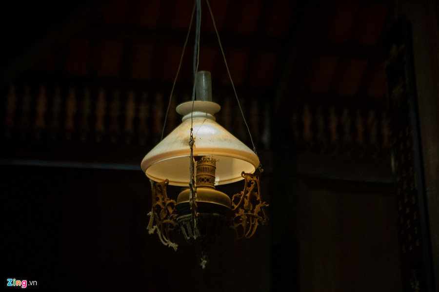 Đèn trong nhà là những chiếc đèn dầu quen thuộc của người Việt xưa, hiện được thắp sáng bằng bóng đèn điện gắn trong thân đèn. Ngoi nha co duy nhat o mien Tay duoc UNESCO cong nhan di san van hoa hinh anh 7 nhaco010_zing.jpg