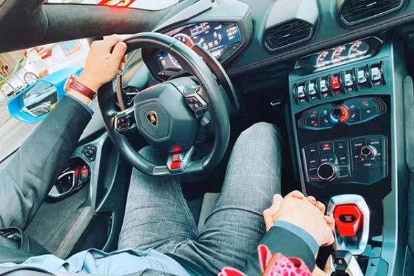 Chân dung doanh nhân giàu có bị đồn là hôn phu của Hoa hậu Phạm Hương - Ảnh 2.