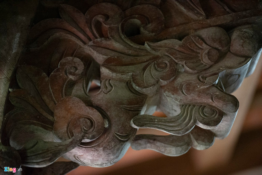 Đầu vi kèo được chạm trổ hình tượng đầu rồng kỳ công. Kèo cột của ngôi nhà được thiết kế kiểu chồng rường đặc trưng. Bởi chất liệu gỗ tốt nên qua hàng trăm năm, các chi tiết chạm khắc vẫn còn gần như nguyên vẹn, hoàn toàn không bị mối mọt hay thấm dột. Ngoi nha co duy nhat o mien Tay duoc UNESCO cong nhan di san van hoa hinh anh 6 nhaco017_zing.jpg