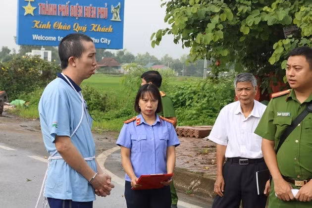 KSV Vì Thị Hiền kiểm sát thực nghiệm hiện trường.