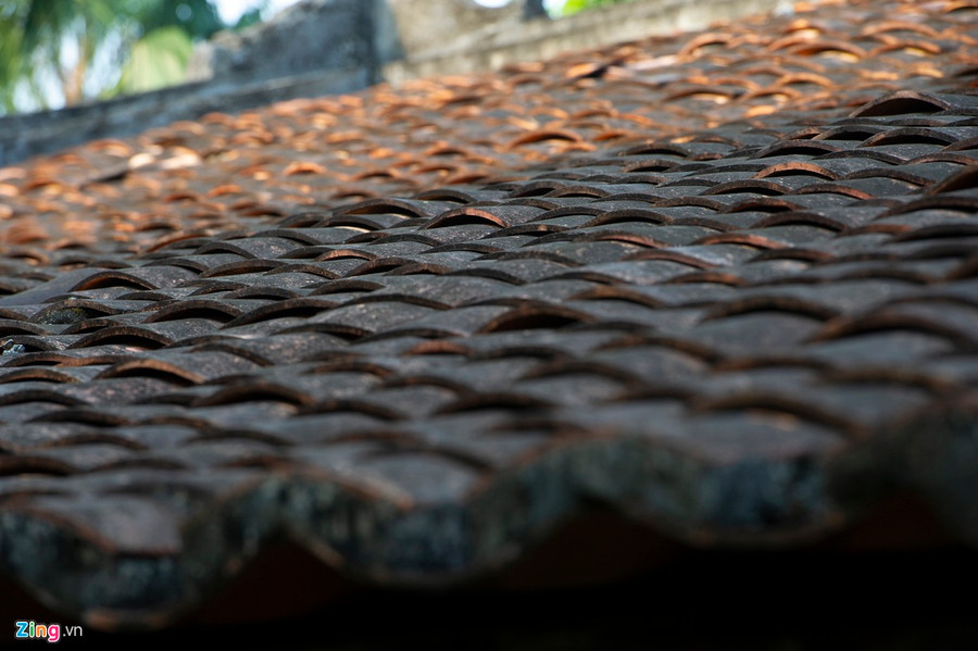 Mái nhà lợp ngói âm dương, một hàng sấp, một hàng ngửa xen kẽ cổ kính và độc đáo. Mái nhà hoàn toàn không thấm dột. Ngoi nha co duy nhat o mien Tay duoc UNESCO cong nhan di san van hoa hinh anh 9 nhaco012_zing.jpg