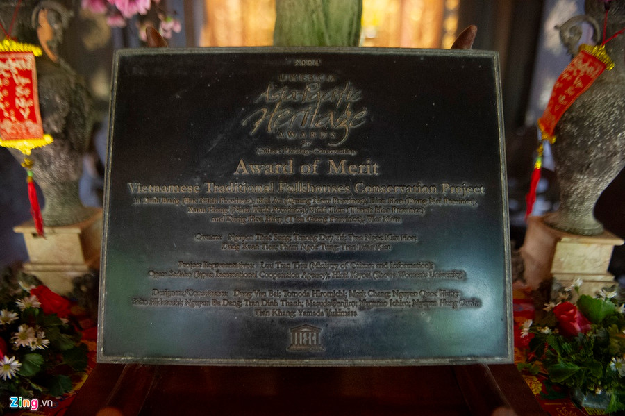 Bảng ghi nhớ và công nhận di sản văn hóa của UNESCO châu Á - Thái Bình Dương được bảo quản tại nhà. Theo gia chủ, đây là vinh dự lớn của cả dòng họ. Việc bảo vệ, phát huy giá trị văn hóa của ngôi nhà được các thành viên trong gia đình, dòng họ rất chú trọng. Ngoi nha co duy nhat o mien Tay duoc UNESCO cong nhan di san van hoa hinh anh 10 nhaco018_zing.jpg