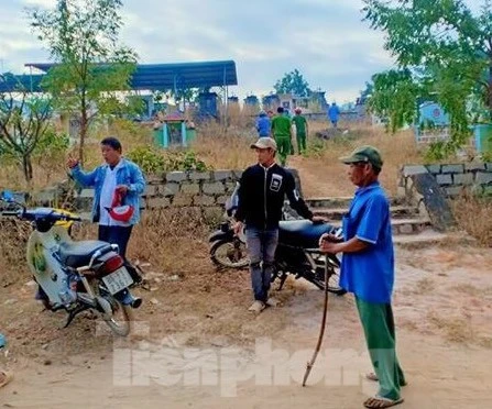 Lực lượng chức năng khám nghiệm hiện trường tại nghĩa trang phường Phú Hài.