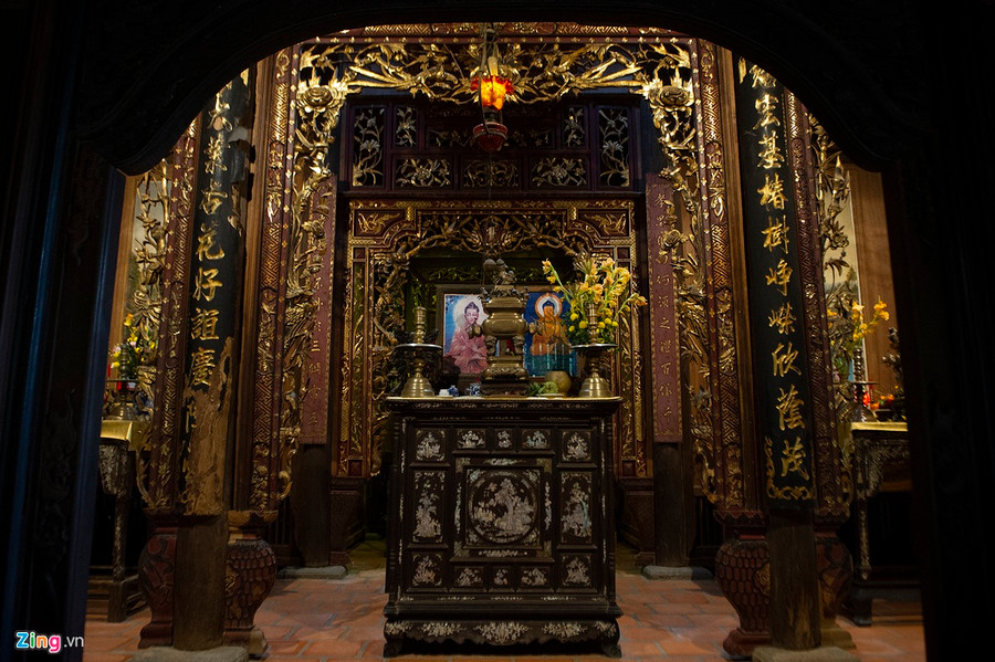 Nhà có kiến trúc kiểu chữ đinh với 3 gian, 2 chái, rộng gần 1.000 m2. Toàn bộ cột kèo và vật dụng được làm từ các loại gỗ quý như lim, cẩm lai, giáng hương, căm xe. Chủ nhân của ngôi nhà là bà Lê Thị Chính. Theo gia chủ, ngôi nhà do một nhóm thợ người Huế xây dựng, mất nhiều năm mới hoàn thành. Ngôi nhà mang đậm phong cách nhà cổ xưa của xứ Huế. Ngoi nha co duy nhat o mien Tay duoc UNESCO cong nhan di san van hoa hinh anh 3 nhaco004_zing.jpg