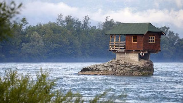 ngoi nha doc di cheo leo tren mom da, hut tram khach moi ngay hinh anh 5