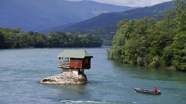 Ngôi nhà độc dị cheo leo trên mỏm đá, hút trăm khách mỗi ngày hình ảnh 1 ngoi nha doc di cheo leo tren mom da, hut tram khach moi ngay hinh anh 1