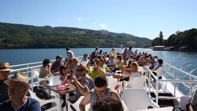 ngoi nha doc di cheo leo tren mom da, hut tram khach moi ngay hinh anh 7