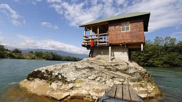 ngoi nha doc di cheo leo tren mom da, hut tram khach moi ngay hinh anh 3