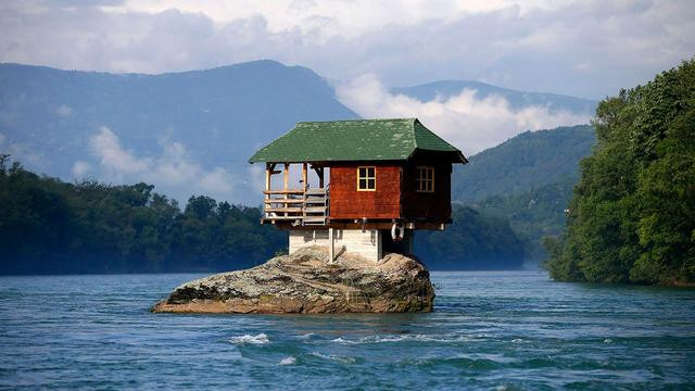 Ngôi nhà độc dị cheo leo trên mỏm đá, hút trăm khách mỗi ngày hình ảnh 2 ngoi nha doc di cheo leo tren mom da, hut tram khach moi ngay hinh anh 2