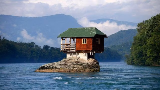 ngoi nha doc di cheo leo tren mom da, hut tram khach moi ngay hinh anh 2