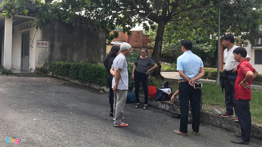 Người thân đang chờ làm thủ tục hỏa tán nạn nhân Trần Đức Linh tại Hoa viên nghĩa trang Bình Dương. Ảnh: Minh Hậu. Người thân đang chờ làm thủ tục hỏa tán nạn nhân Trần Đức Linh tại Hoa viên nghĩa trang Bình Dương. Ảnh: Minh Hậu.