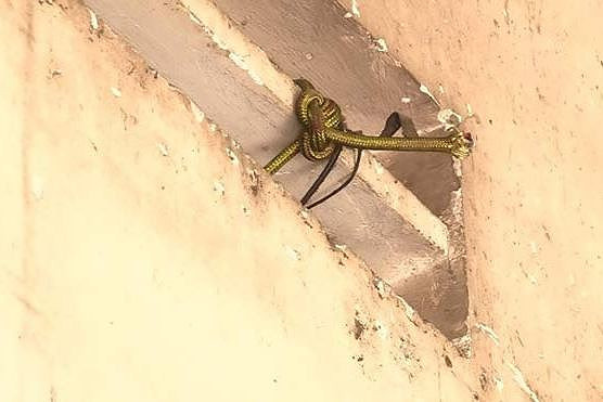 Bị vợ cấm cán cờ bạc, chồng sát hại vợ và 2 con rồi tự sát - ảnh 2