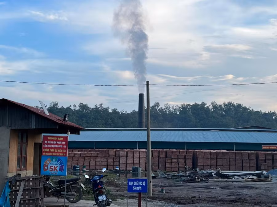 Dù còn chưa đủ thủ tục pháp lý song Nhà máy sản xuất gạch theo công nghệ lò xoay tuynel di động tại xã Thanh Xương, huyện Điện Biên vẫn ngang nhiên “nhả khói”