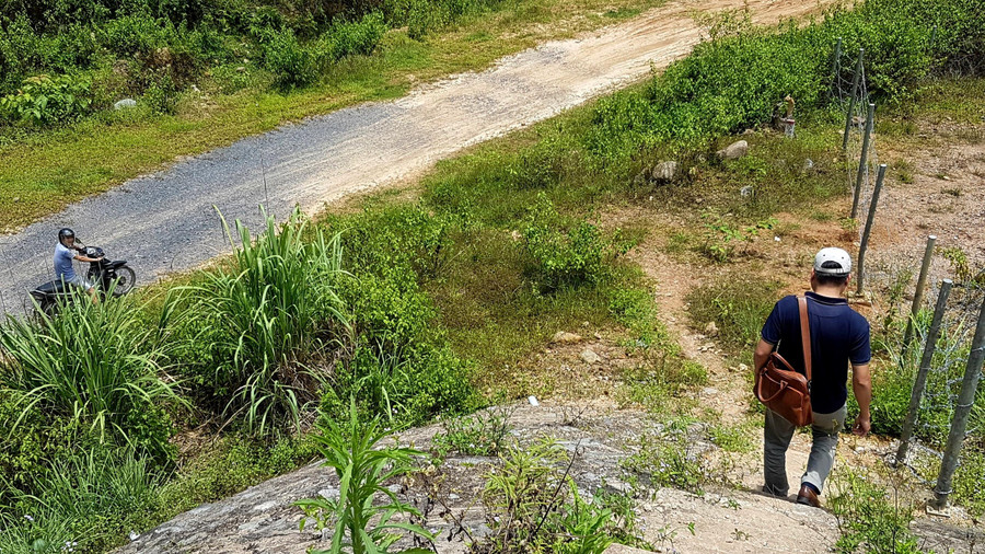 Nhiều đoạn kiểm lâm đi bộ, từ đó trung chuyển bằng xe máy để vào rừng. Nhiều đoạn kiểm lâm đi bộ, từ đó trung chuyển bằng xe máy để vào rừng.