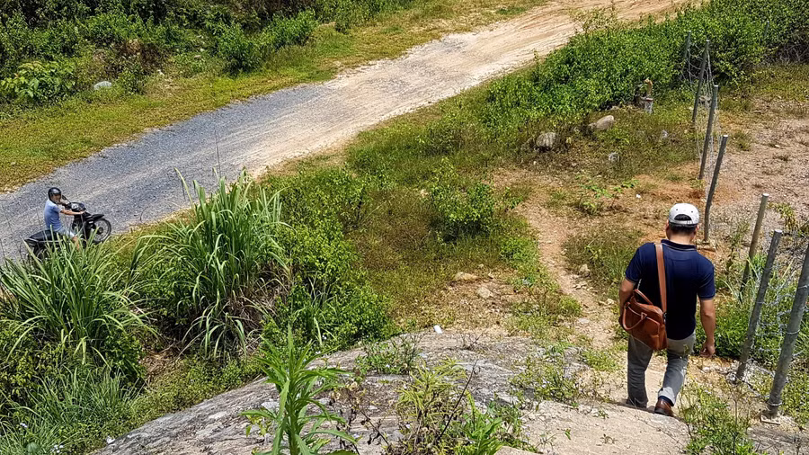 Nhiều đoạn kiểm lâm đi bộ, từ đó trung chuyển bằng xe máy để vào rừng.