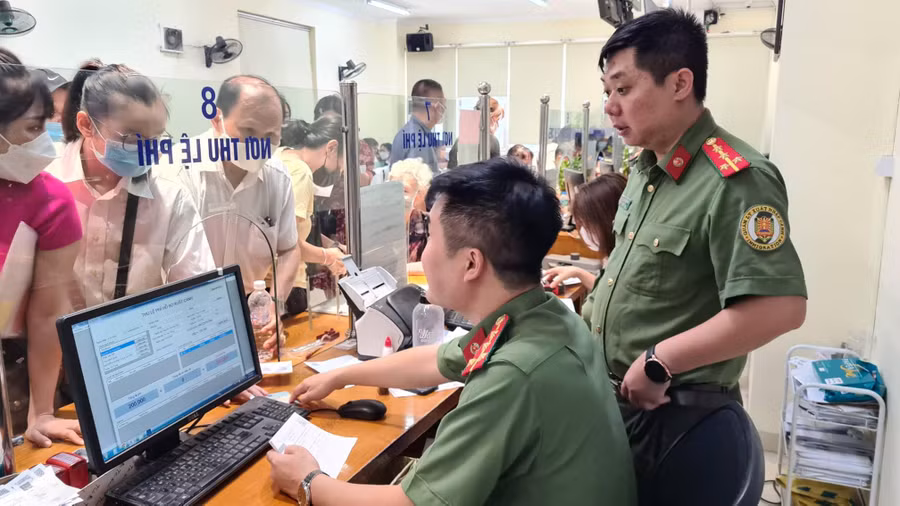 Hình ảnh ngày đầu cấp hộ chiếu mới tại Công an thành phố Hà Nội.