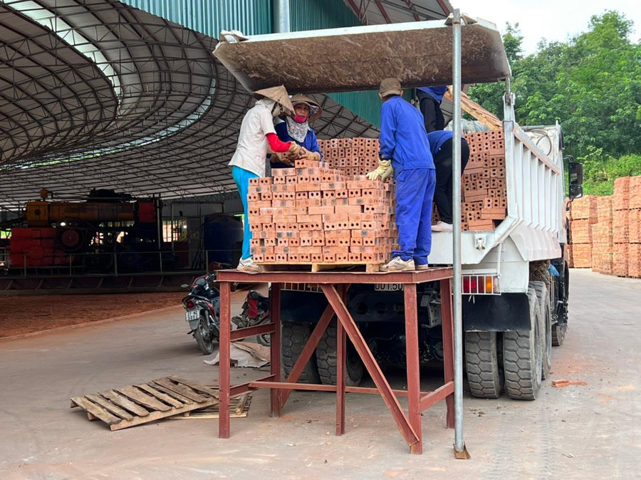 Những mẻ gạch mới vẫn cứ ra lò Những mẻ gạch mới vẫn cứ ra lò
