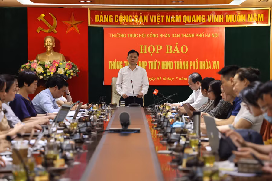 Ông Phạm Quí Tiên thông tin trước kỳ họp thứ 7 HĐND thành phố Hà Nội.