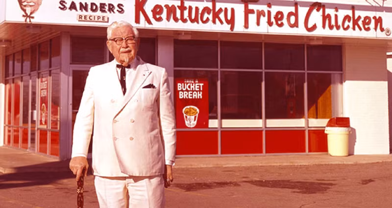 Đại tá Sanders đứng trước một nhà hàng KFC