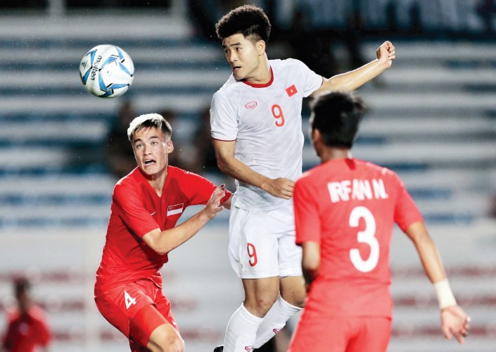 Đức Chinh còn ghi những bàn thắng quan trọng, như bàn thắng duy nhất vào lưới U23 Singapore. Đức Chinh còn ghi những bàn thắng quan trọng, như bàn thắng duy nhất vào lưới U23 Singapore.