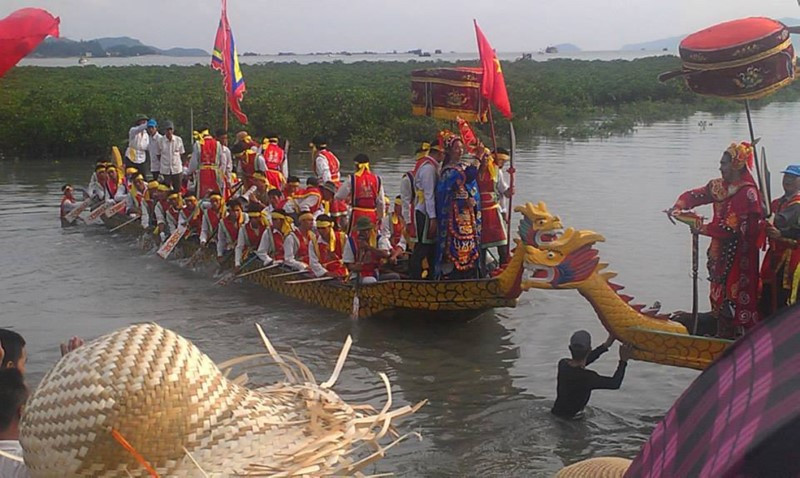 Khác với bơi trải, hoạt động Lễ hội đình Quan Lạn tái hiện cảnh chiến đấu của thủy binh Trần Khánh Dư trước quân Nguyên Mông. Khác với bơi trải, hoạt động Lễ hội đình Quan Lạn tái hiện cảnh chiến đấu của thủy binh Trần Khánh Dư trước quân Nguyên Mông.