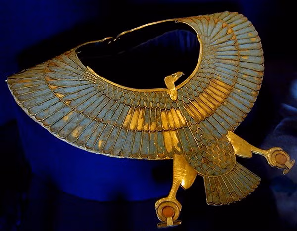 Vòng cổ bằng vàng tại lăng mộ Tanis.