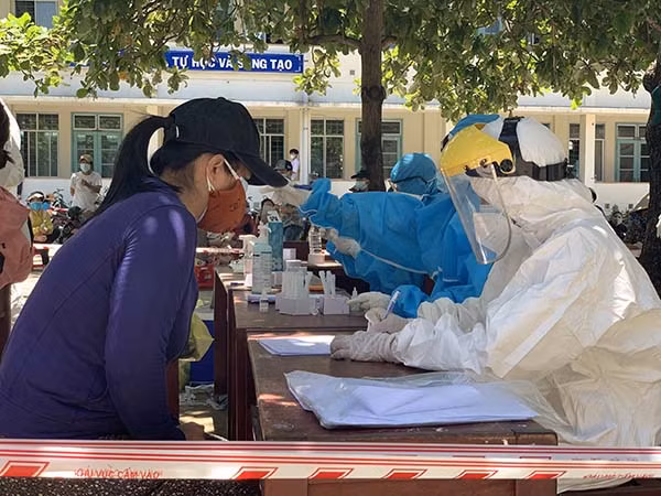 Trường học trở thành điểm tập trung xét nghiệm truy vết các F liên quan đến F0 ở 2 địa phương Phổ Châu và Phổ Thạnh.