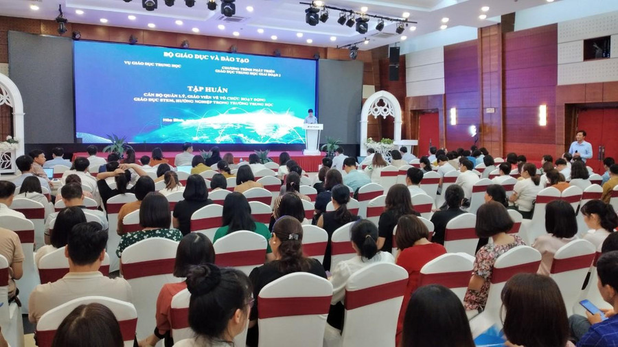 Hơn 200 cán bộ, giáo viên tham dự buổi tập huấn. Hơn 200 cán bộ, giáo viên tham dự buổi tập huấn.