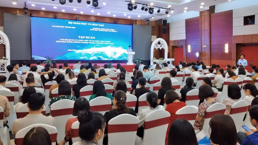 Hơn 200 cán bộ, giáo viên tham dự buổi tập huấn.