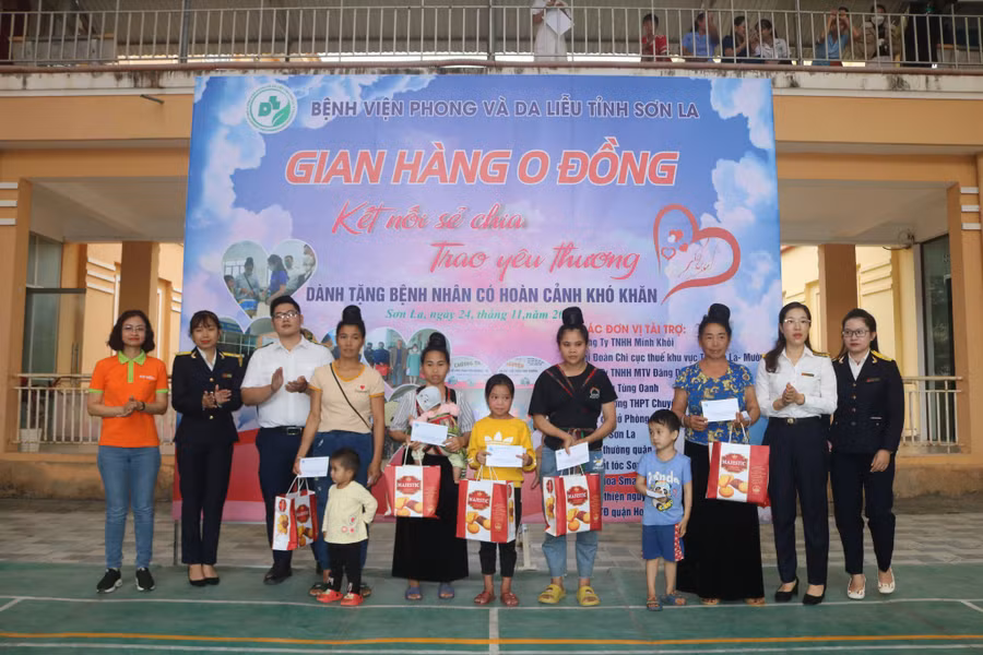 Nhiều phần quà thiết thực của “gian hàng 0 đồng” chia sẻ yêu thương với người bệnh. Nhiều phần quà thiết thực của “gian hàng 0 đồng” chia sẻ yêu thương với người bệnh.