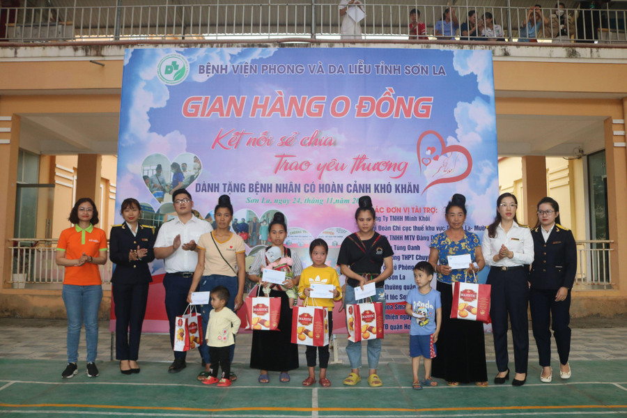 Nhiều phần quà thiết thực của “gian hàng 0 đồng” chia sẻ yêu thương với người bệnh. Nhiều phần quà thiết thực của “gian hàng 0 đồng” chia sẻ yêu thương với người bệnh.