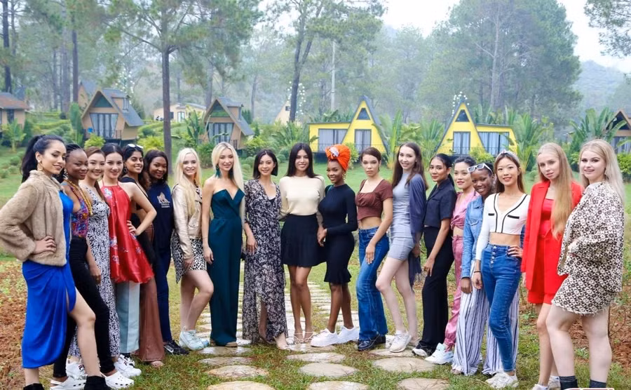 Các thí sinh trải nghiệm và tham quan Khu nghỉ dưỡng rừng thông bản Áng.