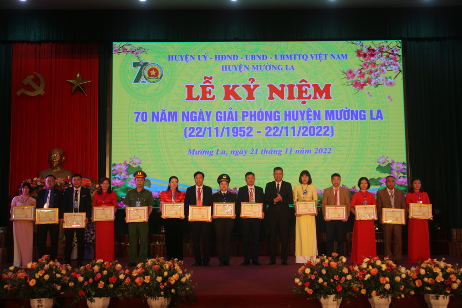 Ông Nguyễn Thành Công, Phó Chủ tịch UBND tỉnh Sơn La (người thứ 6 từ phải sang) tặng Bằng khen cho các cá nhân, tập thể có thành tích xuất sắc tại Lễ kỷ niệm. Ông Nguyễn Thành Công, Phó Chủ tịch UBND tỉnh Sơn La (người thứ 6 từ phải sang) tặng Bằng khen cho các cá nhân, tập thể có thành tích xuất sắc tại Lễ kỷ niệm.