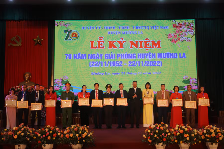 Ông Nguyễn Thành Công, Phó Chủ tịch UBND tỉnh Sơn La (người thứ 6 từ phải sang) tặng Bằng khen cho các cá nhân, tập thể có thành tích xuất sắc tại Lễ kỷ niệm.