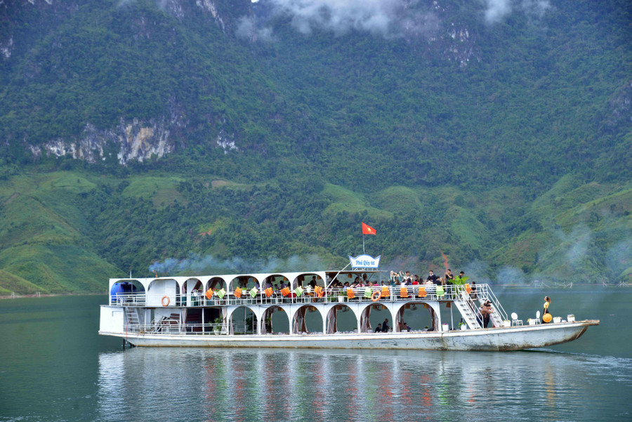 Ngoài trải nghiệm văn hoá và trò chơi dân gian, các thí sinh thi Hoa hậu còn tham quan vùng lòng hồ sông Đà.