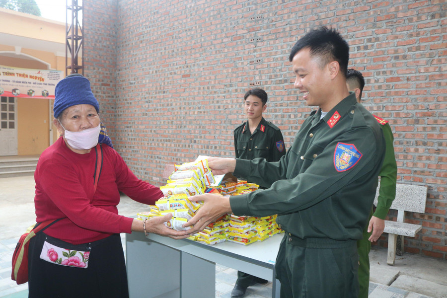 Đoàn Cảnh sát Cơ động tỉnh Sơn La hỗ trợ mì tôm cho bệnh nhân. Đoàn Cảnh sát Cơ động tỉnh Sơn La hỗ trợ mì tôm cho bệnh nhân.