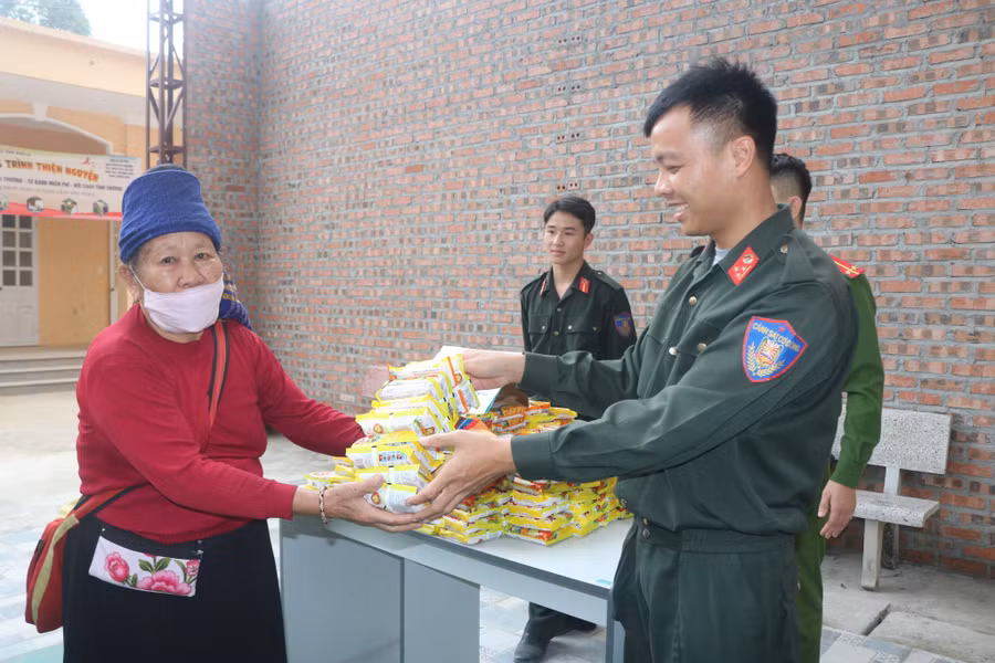 Đoàn Cảnh sát Cơ động tỉnh Sơn La hỗ trợ mì tôm cho bệnh nhân. Đoàn Cảnh sát Cơ động tỉnh Sơn La hỗ trợ mì tôm cho bệnh nhân.