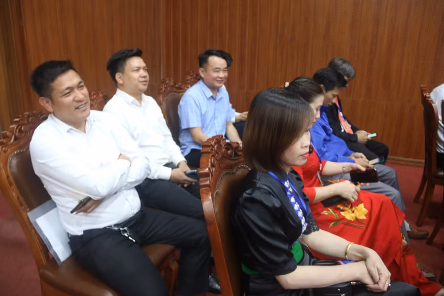 Các đại biểu dự Lễ kỷ niệm ngày giải phóng huyện.