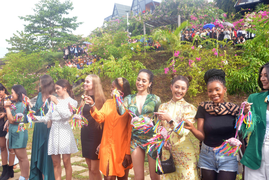 Các thí sinh chơi tung còn.