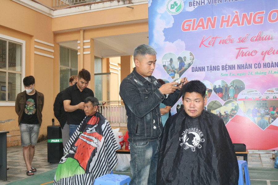 Bệnh nhân được cắt tóc miễn phí. Bệnh nhân được cắt tóc miễn phí.