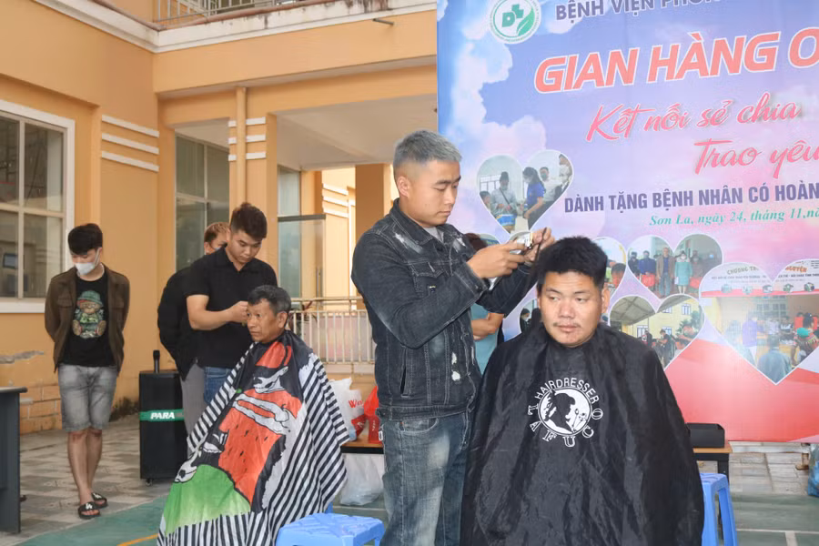 Bệnh nhân được cắt tóc miễn phí.