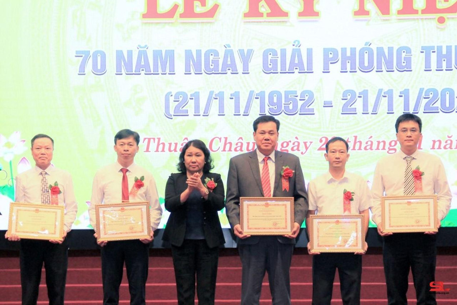 Bà Tráng Thị Xuân, Phó Chủ tịch UBND huyện Thuận Châu tặng Bằng khen cho các cá nhân, tập thể có thành tích xuất sắc.