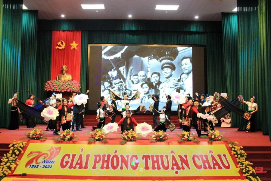 Văn nghệ chào mừng kỷ niệm 70 năm giải phóng huyện.