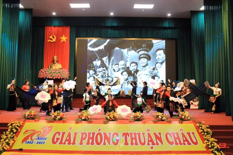 Văn nghệ chào mừng kỷ niệm 70 năm giải phóng huyện.