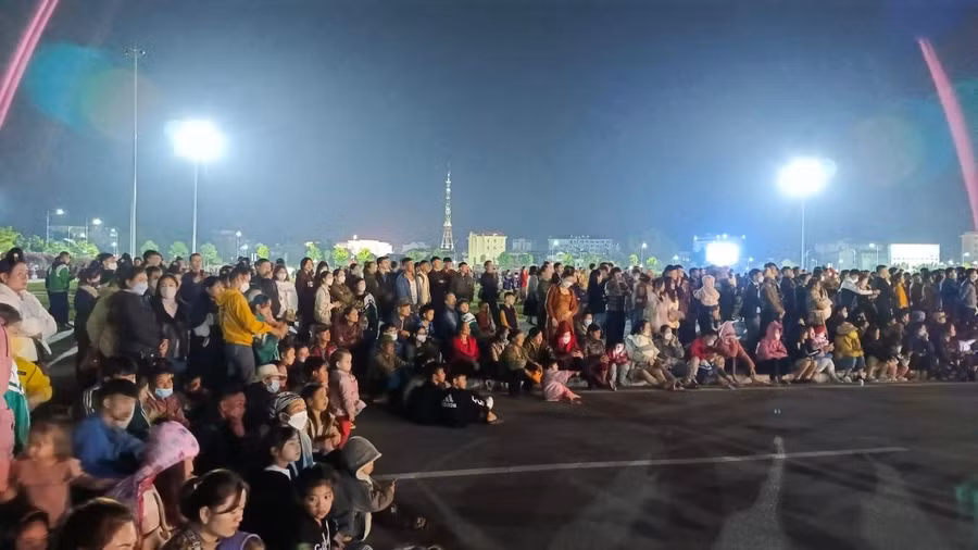 Đông đảo người dân đến từ các huyện, thành phố đến tham gia Lễ kỷ niệm.