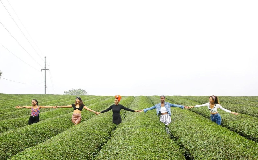 Các thí sinh trải nghiệm Làng chè của Vinatea Mộc Châu. Các thí sinh trải nghiệm Làng chè của Vinatea Mộc Châu.