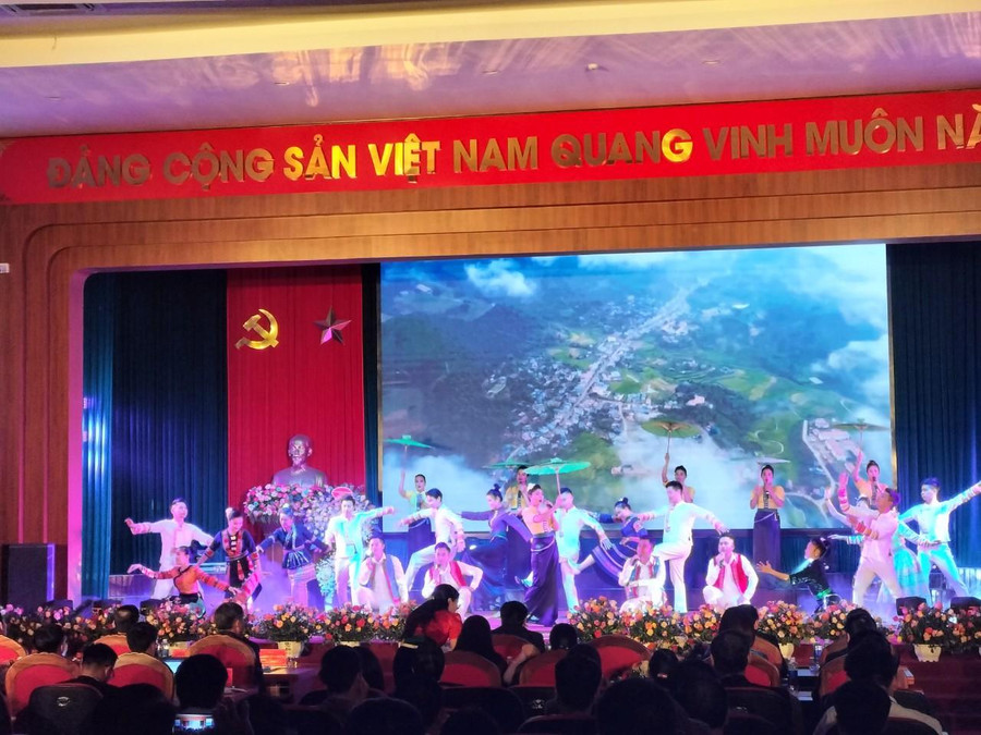 Tiết mục văn nghệ chào mừng 70 năm ngày kỷ niệm giải phóng huyện. Tiết mục văn nghệ chào mừng 70 năm ngày kỷ niệm giải phóng huyện.