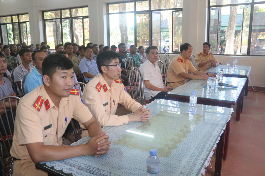 Lực lượng CSGT đường bộ số 2 và lãnh đạo Công ty mía đường Sơn La tham dự buổi tuyên truyền. Lực lượng CSGT đường bộ số 2 và lãnh đạo Công ty mía đường Sơn La tham dự buổi tuyên truyền.