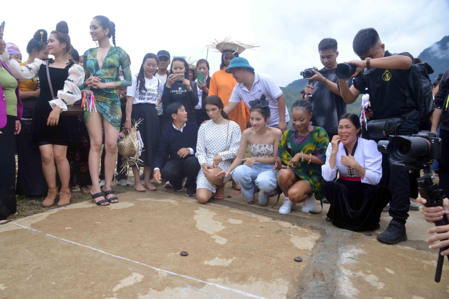 Các thí sinh Hoa hậu Du lịch thế giới năm 2022 tham gia trò chơi Tó Má lẹ.